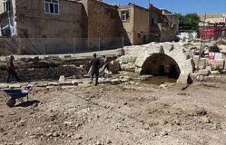 Perre Antik Kentteki kazılar Roma Çeşmesi’nden...