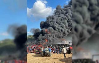 Plastik kasalar tutuştu, gökyüzünü siyah duman...