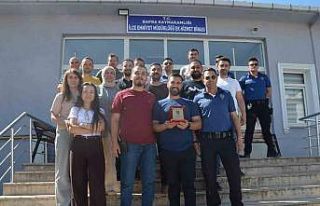 Polis memuruna veda plaketi