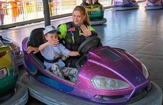 Polis özel çocuklarla birlikte lunaparkta eğlenceli...