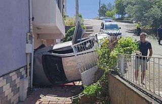 Rampa aşağı kayıp ağaca çarpan otomobil apartman...