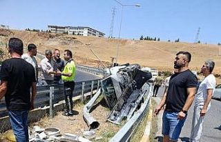 Refüje çıkan otomobilin sürücüsü kazayı yara...