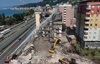 Rize’de boşaltılan binaların yıkımı devam...