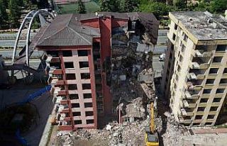 Rize’de fırtınada boşaltılan 8 katlı 2 binada...