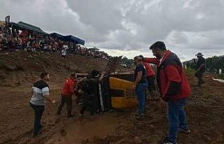 Rize’deki off-road yarışlarında takla atan araç...