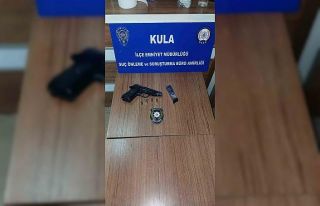 Ruhsatsız ses tabancasıyla yakalanan şahsa para...