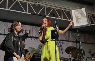 Sahnede evlilik teklifi