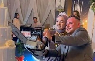 Salona paytonla geldiler, pastayı da motorlu testere...