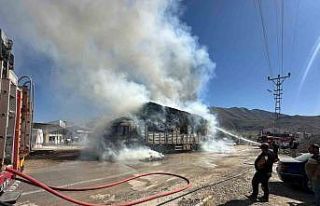 Saman yüklü kamyon elektrik tellerine takıldı,...
