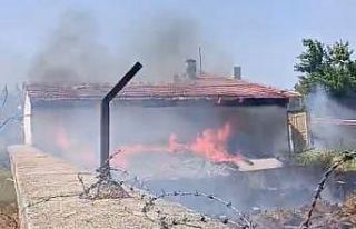 Samanlık yangını itfaiye tarafından söndürüldü