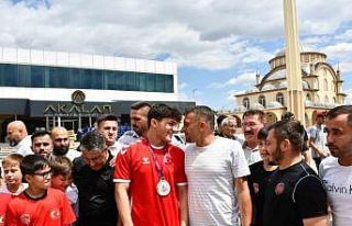 Şampiyon güreşçi Yusuf’a memleketi Vezirköprü’de...