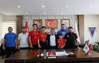 Şampiyonları makamında ağırladı