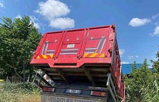 Sancaktepe’de kamyon ve çekici yol kenarına uçtu:...