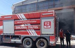 Şanlıurfa’da boya fabrikasında çıkan yangın...