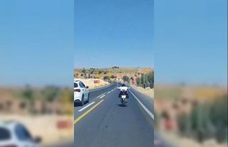 Şanlıurfa’da motosikletin üzerinde uzanarak süren...