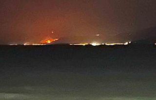 Seferihisar’daki alevler Kuşadası sahilinden görülüyor