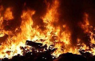 Şehrin merkezindeki çöplükten yükselen alevler...