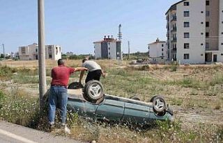 Serik’te otomobil şarampole yuvarlandı, sürücü...