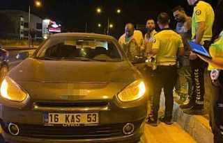 Seyir halinde iken aracını durdurup sızan alkollü...