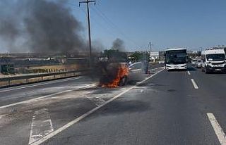 Seyir halindeki araç alev aldı: 3 yolcu son anda...