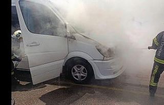 Seyir halindeki işçi servisi bir anda alev aldı