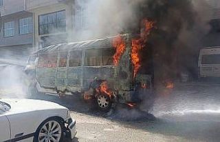 Seyir halindeki minibüs alev alev yandı