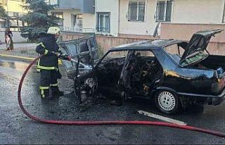 Seyir halindeki otomobil alev aldı