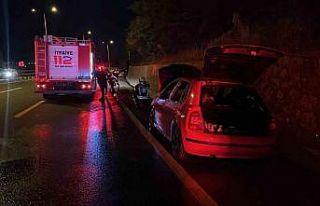 Seyir halindeki otomobilde yangın... Alevleri fark...