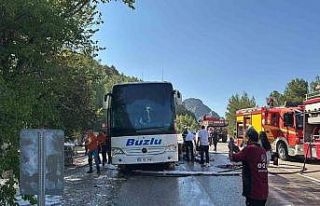 Seyir halindeki yolcu otobüsü alev topuna döndü