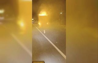 Seyir halindeyken alev alan kamyon yola devam etti