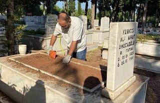 Sıcak hava, kabir ziyaretlerini de etkiledi
