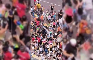 Sıcaktan bunalan öğrenciler su savaşıyla serinledi,...