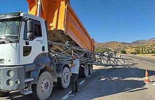 Siirt’te damperi açık kalan kamyon EDS direğine...