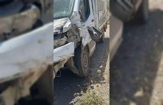 Siirt’te minibüs ile kamyonet çarpıştı: 1 yaralı