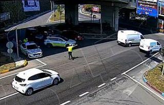 Sınava geç kalan öğrencilerin yardımına polis...