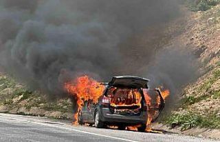 Sivas’ta seyir halindeki otomobil alev aldı, faciadan...