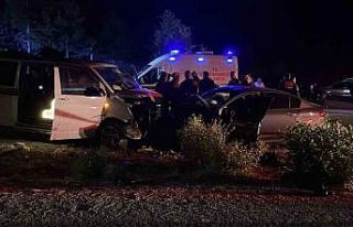 Sivas’ta ters yöne giren minibüs otomobille çarpıştı:...