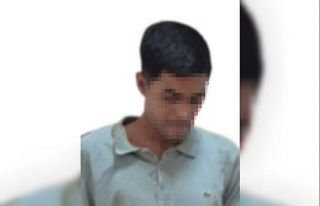 Sokak sokak dolaşıp elindeki bıçakla otomobillere...