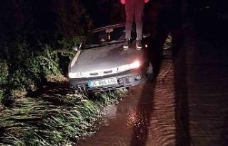 Su borusu patladı, sürüklenen araçtaki sürücü...