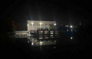 Sulama kanalına düşen bisikletini almak isterken...