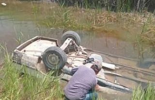 Sulama kanalına düşen otomobilin sürücüsü hayatını...