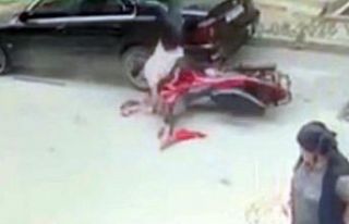 Sultangazi’de motosikletli, park halindeki otomobile...