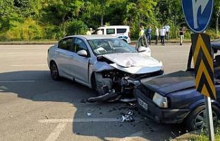 Sürücü camdan fırladı, o anlar güvenlik kamerasına...
