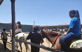 SYDV’den destek alan öğrencilere karne hediyesi