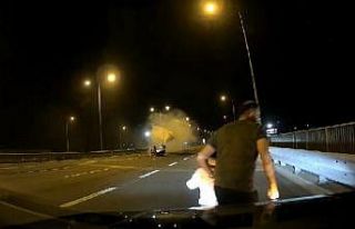 Taklalar atan otomobilden yola savrulmuştu: 9 yaşındaki...