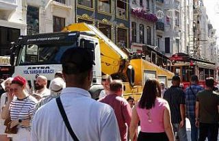 Taksim’de nostaljik tramvay arızalandı, yerine...