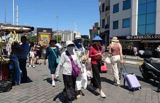 Taksim’de sıcaktan bunalanlar damacana ile serinlemeye...