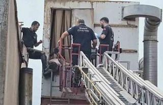 Talaş emici makinesine sıkışan işçiyi itfaiye...
