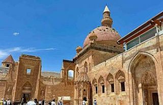 Tarihi İshak Paşa Sarayı ziyaretçi akınına uğradı