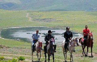 Tarihi tabyalara at ve bisikletlerle ulaştılar,...